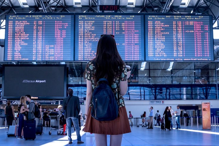 Frau am Flughafen für Auslandsjob