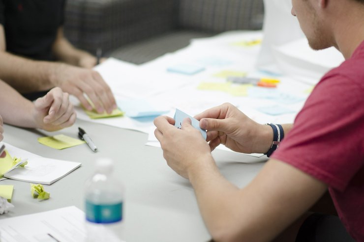 Weiterbildung zusammen in Gruppenarbeit 