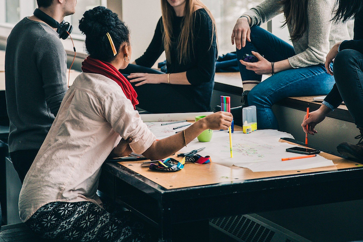 Studenten lernen in einer Arbeitsgruppe