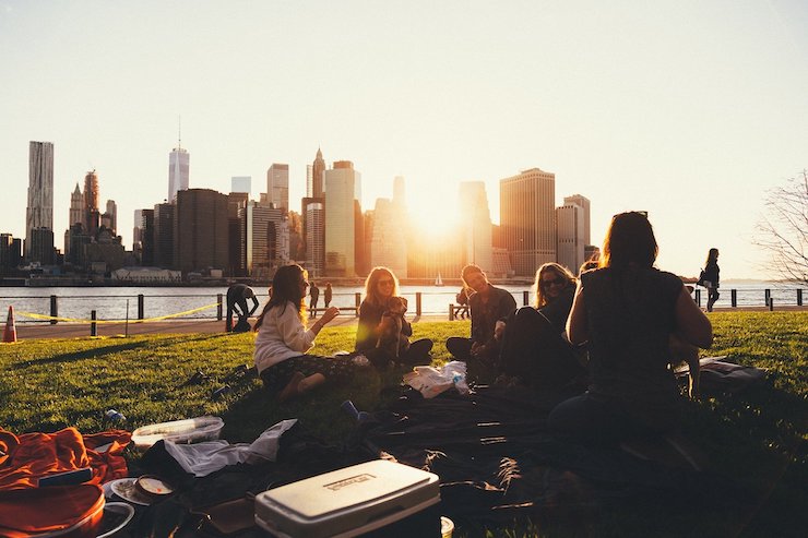 Studenten picknicken im Park